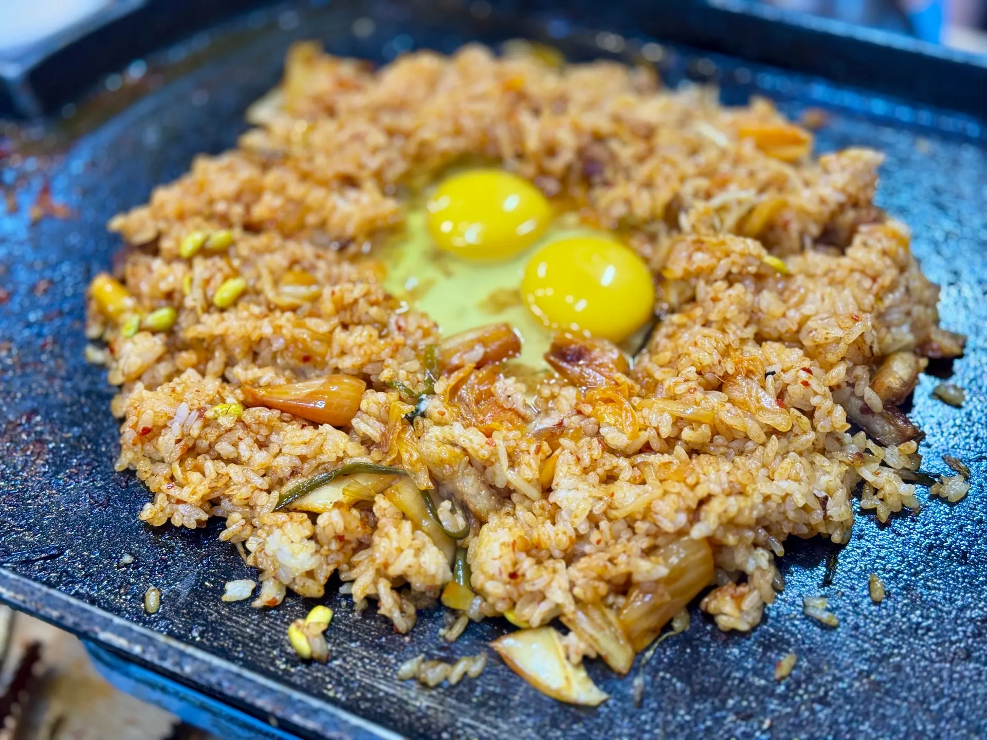 삼겹살 먹은 자리에 계란을 올려 볶아 낸 볶음밥