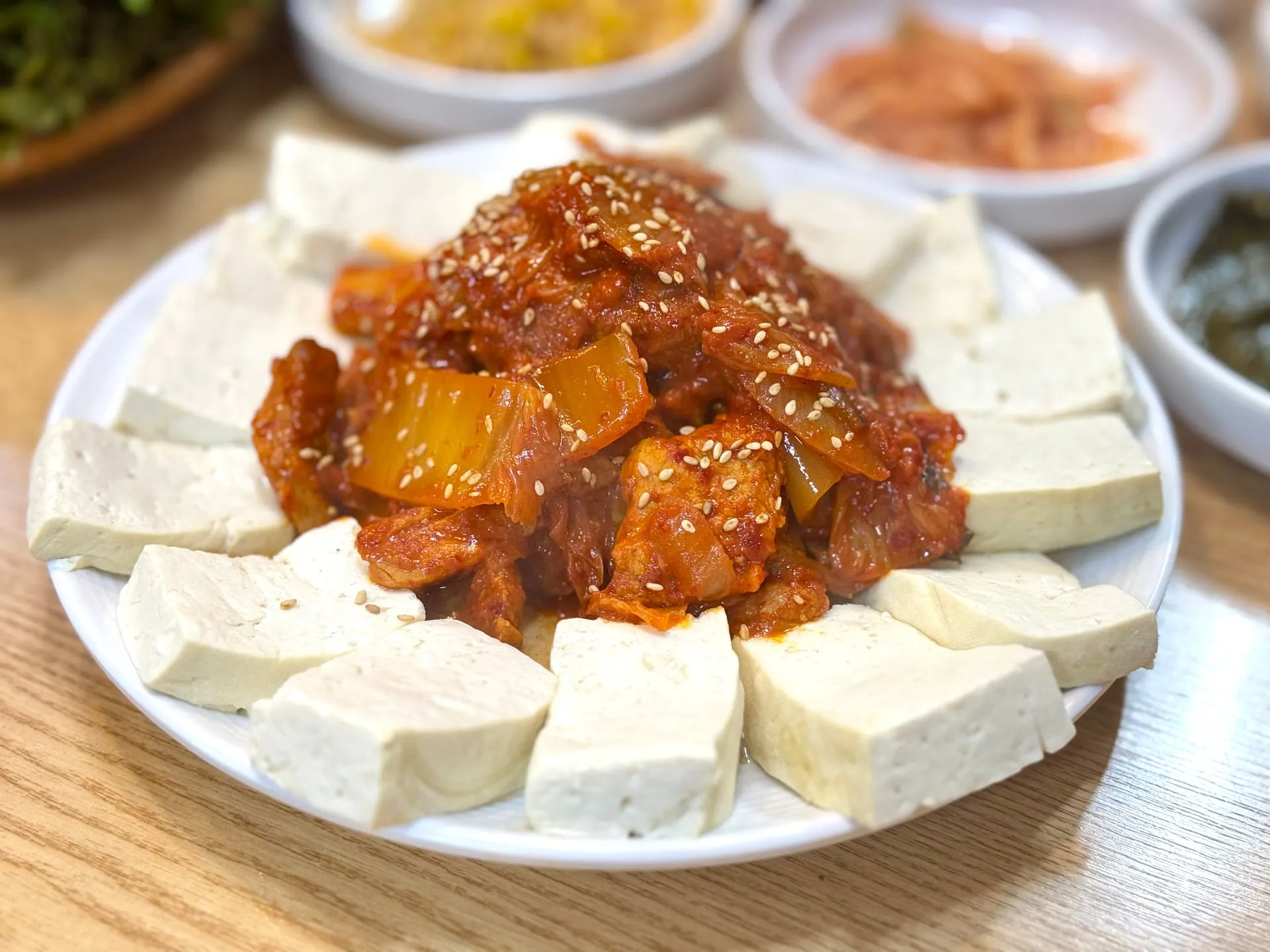 두부를 빙 둘러 담고 볶은 김치를 올린 두부김치
