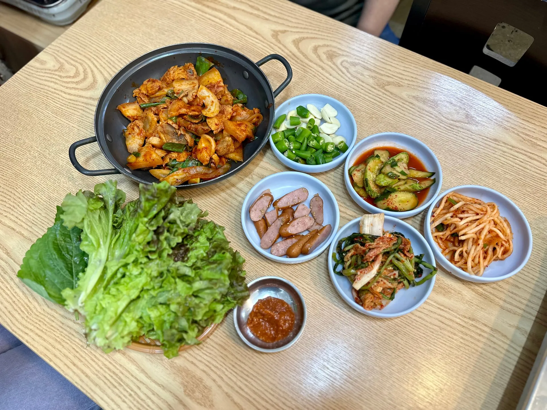 제육볶음 — 양념이 잘 밴 제육볶음에 상추쌈과 푸짐한 반찬까지. 국내산 한돈으로 차려 내는 든든한 한 상.