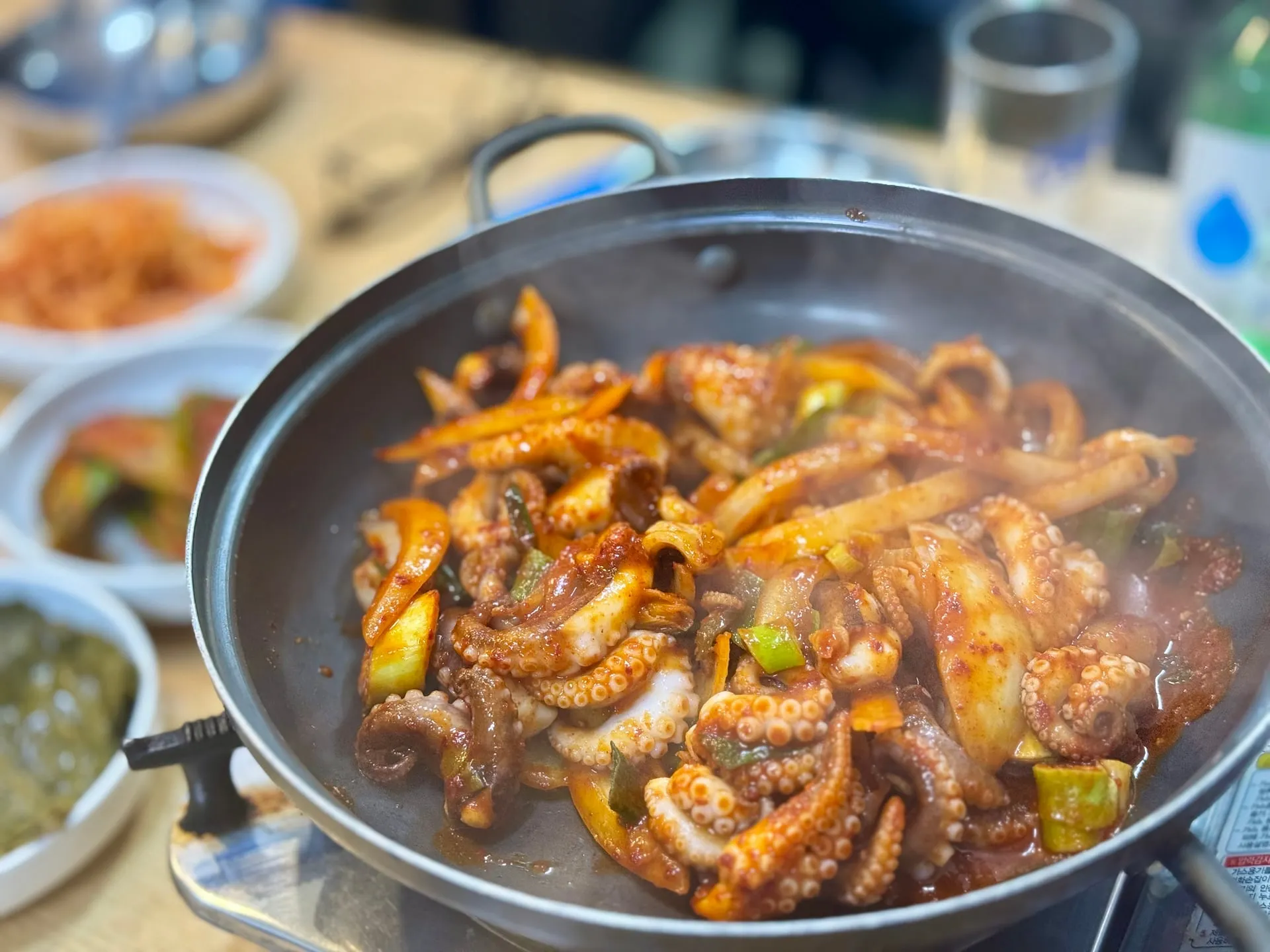 매콤한 양념에 볶아 낸 쭈꾸미볶음