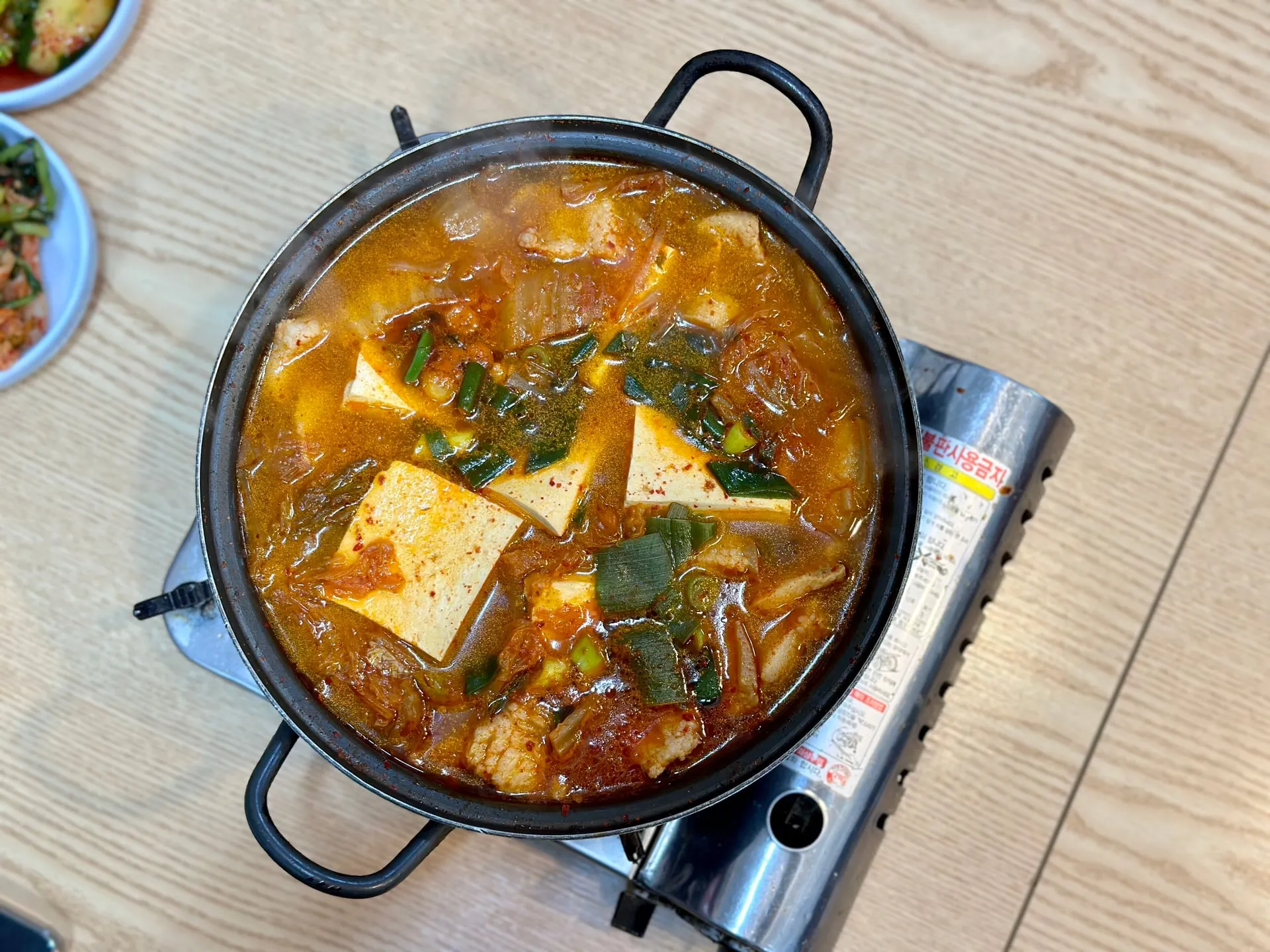 두부가 들어간 김치찌개가 끓고 있는 모습