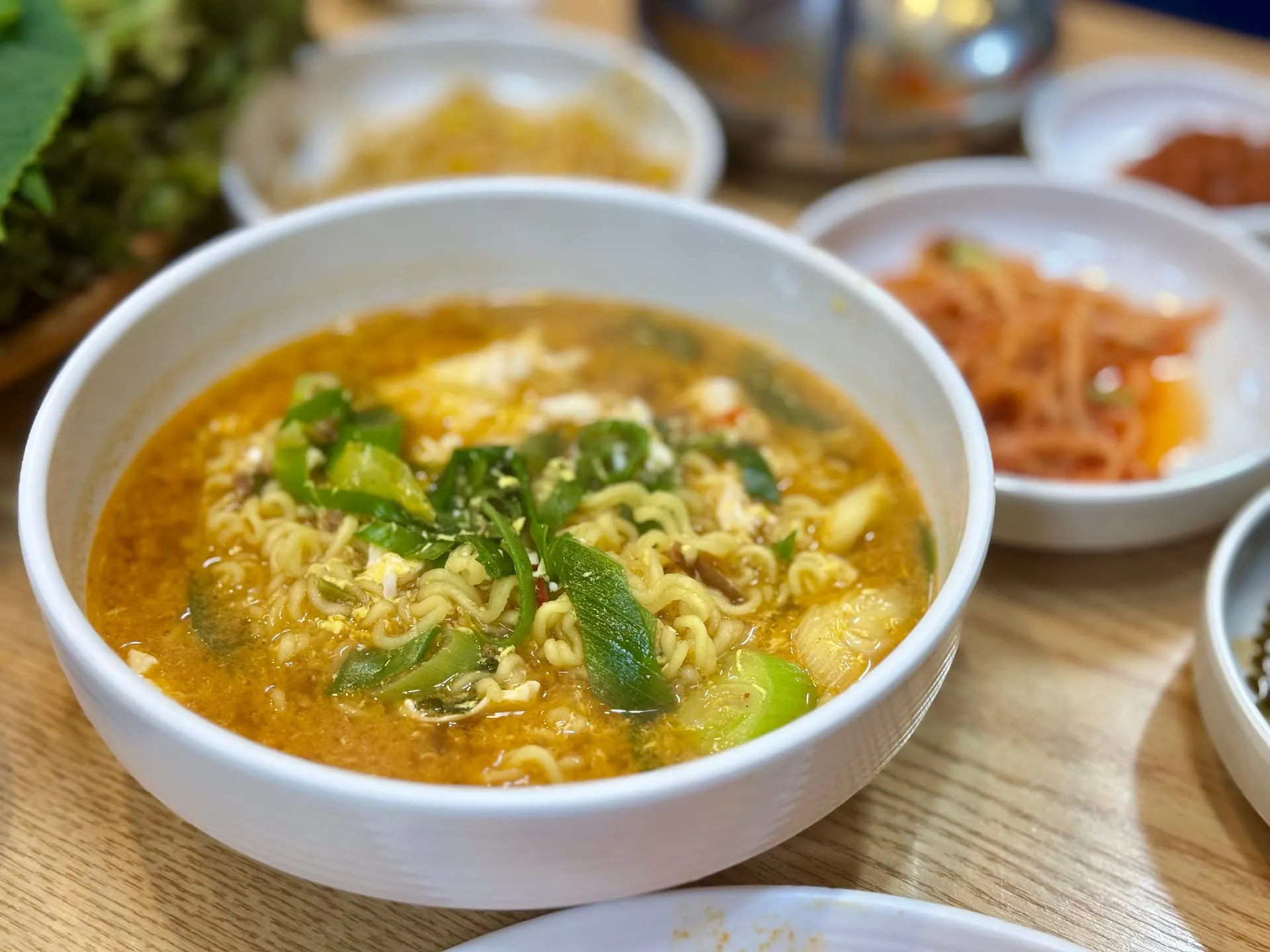 얼큰한 국물에 채소를 넣어 끓인 라면